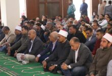 محافظ السويس يؤدي صلاة الجمعة وسط أهالي القطاع الريفي بقرية العمدة 