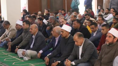 محافظ السويس يؤدي صلاة الجمعة وسط أهالي القطاع الريفي بقرية العمدة 