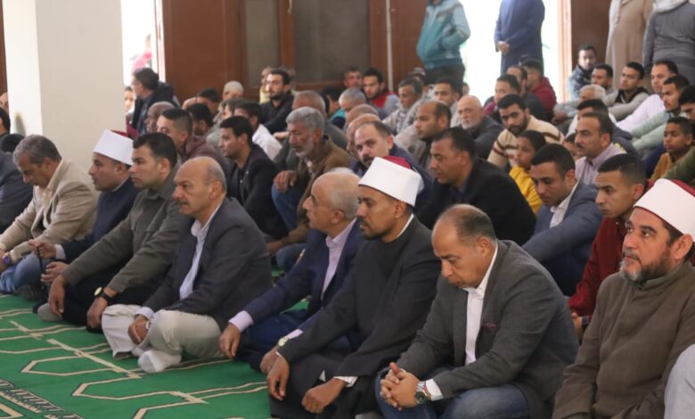محافظ السويس يؤدي صلاة الجمعة وسط أهالي القطاع الريفي بقرية العمدة 