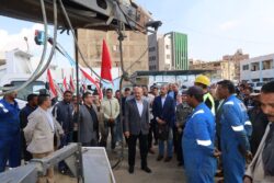 محافظ السويس يشهد إصطفاف معدات الأحياء ويوجه بتدريب السائقين والفنيين