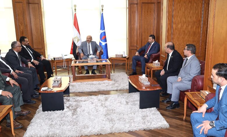 أعضاء مجلسي النواب والشيوخ يقدمون التهنئة لمحافظ السويس