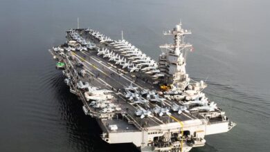 الجيش الأمريكي يستعد لعمليات عسكرية ضد إيران لعدة أسابيع قبيل محادثات جنيڤ الثلاثاء المقبل. الجيش الأمريكي يستعد لعمليات عسكرية ضد إيران لعدة أسابيع قبيل محادثات جنيڤ الثلاثاء المقبل. أفادت تقارير دولية نقلاً عن مسؤولين أمريكيين بأن الجيش الأمريكي بدأ في رفع حالة التأهب القصوى استعداداً لاحتمال شن عمليات عسكرية جوية وصاروخية ممتدة لعدة أسابيع ضد أهداف إيرانية، وذلك في حال صدور قرار نهائي من الرئيس دونالد ترامب ببدء الهجوم. وتأتي هذه التحركات العسكرية المتسارعة في توقيت بالغ الحساسية، حيث تتزامن مع ترتيبات دبلوماسية معقدة لجولة مفاوضات مرتقبة يوم الثلاثاء المقبل في مدينة جنيف السويسرية، بحضور المبعوثين الأمريكيين جاريد كوشنر وستيفن ويتكوف وبوساطة من سلطنة عمان. وقد حذر خبراء ومسؤولون من أن هذا الصراع المحتمل قد يصنف كالأخطر في تاريخ المواجهات المباشرة بين واشنطن وطهران، حيث تشير التقديرات إلى أن العمليات العسكرية المخطط لها تهدف إلى تقويض قدرات استراتيجية معينة لفرض واقع جديد قبل الجلوس على طاولة الحوار. يسود المشهد الدولي حالة من الترقب الشديد لما ستسفر عنه الساعات القادمة، في ظل تداخل لغة التهديد العسكري مع المسارات الدبلوماسية، وهو ما يعكس استراتيجية الضغط الأقصى التي تنتهجها الإدارة الأمريكية الحالية لانتزاع تنازلات جوهرية في الملفات العالقة. وهذا الحشد العسكري يمثل "دبلوماسية حافة الهاوية"، حيث تهدف واشنطن من خلال التلويح بعمليات تستمر لأسابيع إلى إظهار جديتها في استخدام القوة إذا فشلت محادثات جنيف، وهذا التصعيد يضع النظام الإيراني أمام ضغط مزدوج بين الانهيار العسكري أو القبول بشروط تفاوضية قاسية، مما قد يؤدي إلى اضطرابات في أسواق الطاقة العالمية وزيادة المخاطر الأمنية في ممرات الملاحة الدولية. وملخص كل ما سبق كالتالي الجيش الأمريكي يتأهب لعمليات عسكرية مطولة ضد إيران تزامناً مع جولة مفاوضات حاسمة في جنيف الثلاثاء المقبل بقيادة كوشنر. الجيش الأمريكي يستعد لعمليات عسكرية ضد إيران لعدة أسابيع قبيل محادثات جنيڤ الثلاثاء المقبل.