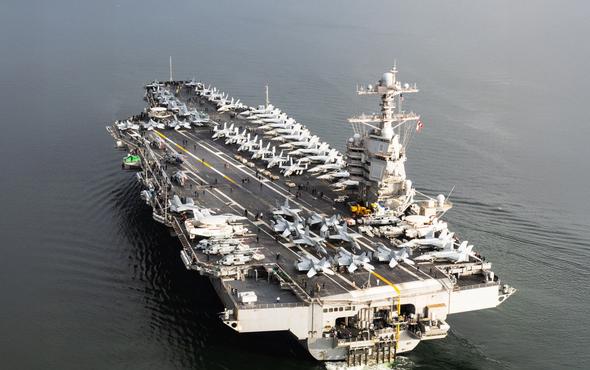 الجيش الأمريكي يستعد لعمليات عسكرية ضد إيران لعدة أسابيع قبيل محادثات جنيڤ الثلاثاء المقبل. الجيش الأمريكي يستعد لعمليات عسكرية ضد إيران لعدة أسابيع قبيل محادثات جنيڤ الثلاثاء المقبل. أفادت تقارير دولية نقلاً عن مسؤولين أمريكيين بأن الجيش الأمريكي بدأ في رفع حالة التأهب القصوى استعداداً لاحتمال شن عمليات عسكرية جوية وصاروخية ممتدة لعدة أسابيع ضد أهداف إيرانية، وذلك في حال صدور قرار نهائي من الرئيس دونالد ترامب ببدء الهجوم. وتأتي هذه التحركات العسكرية المتسارعة في توقيت بالغ الحساسية، حيث تتزامن مع ترتيبات دبلوماسية معقدة لجولة مفاوضات مرتقبة يوم الثلاثاء المقبل في مدينة جنيف السويسرية، بحضور المبعوثين الأمريكيين جاريد كوشنر وستيفن ويتكوف وبوساطة من سلطنة عمان. وقد حذر خبراء ومسؤولون من أن هذا الصراع المحتمل قد يصنف كالأخطر في تاريخ المواجهات المباشرة بين واشنطن وطهران، حيث تشير التقديرات إلى أن العمليات العسكرية المخطط لها تهدف إلى تقويض قدرات استراتيجية معينة لفرض واقع جديد قبل الجلوس على طاولة الحوار. يسود المشهد الدولي حالة من الترقب الشديد لما ستسفر عنه الساعات القادمة، في ظل تداخل لغة التهديد العسكري مع المسارات الدبلوماسية، وهو ما يعكس استراتيجية الضغط الأقصى التي تنتهجها الإدارة الأمريكية الحالية لانتزاع تنازلات جوهرية في الملفات العالقة. وهذا الحشد العسكري يمثل "دبلوماسية حافة الهاوية"، حيث تهدف واشنطن من خلال التلويح بعمليات تستمر لأسابيع إلى إظهار جديتها في استخدام القوة إذا فشلت محادثات جنيف، وهذا التصعيد يضع النظام الإيراني أمام ضغط مزدوج بين الانهيار العسكري أو القبول بشروط تفاوضية قاسية، مما قد يؤدي إلى اضطرابات في أسواق الطاقة العالمية وزيادة المخاطر الأمنية في ممرات الملاحة الدولية. وملخص كل ما سبق كالتالي الجيش الأمريكي يتأهب لعمليات عسكرية مطولة ضد إيران تزامناً مع جولة مفاوضات حاسمة في جنيف الثلاثاء المقبل بقيادة كوشنر. الجيش الأمريكي يستعد لعمليات عسكرية ضد إيران لعدة أسابيع قبيل محادثات جنيڤ الثلاثاء المقبل.