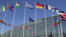 واشنطن تطمئن أوروبا بتحفيز الناتو وبكين تؤكد عدم مسؤوليتها عن أزمات القارة في مؤتمر ميونيخ
واشنطن تطمئن أوروبا بتحفيز الناتو وبكين تؤكد عدم مسؤوليتها عن أزمات القارة في مؤتمر ميونيخ
أعلن وزير الخارجية الأمريكي ماركو روبيو أن بلاده لا تسعى لتقسيم الحلف الأطلسي بل لتعزيزه وتجديده، مؤكداً تفضيل واشنطن العمل مع الحلفاء الأوروبيين لتحقيق ما وصفه بـ "الترميم العالمي" رغم الاستعداد للتحرك منفردة عند الضرورة.
في المقابل، حذر المستشار الألماني فريدريش ميرتس من أن النظام العالمي القائم على القواعد لم يعد موجوداً بشكله السابق، مشيراً إلى وجود صدع عميق بين أوروبا والولايات المتحدة بسبب قضايا التعريفات الجمركية والتهديدات الأمريكية السابقة بضم غرينلاند.
ومن جهته، دعا الرئيس الفرنسي إيمانويل ماكرون القارة الأوروبية إلى التحول لقوة جيوسياسية مستقلة، كاشفاً عن محادثات لتأسيس قوة ردع نووية أوروبية مشتركة لتقليل الاعتماد التقليدي الكامل على المظلة الأمنية والنووية الأمريكية.
وعلى صعيد التوترات الآسيوية، صرح وزير الخارجية الصيني وانغ يي بأن بكين ليست مسؤولة عن المشكلات التي تواجهها القارة، داعياً إلى سياسة عقلانية تعتبر الصين شريكاً موثوقاً وليست خصماً يهدد الأمن، مع التأكيد على ضرورة التعاون المفتوح.
وملخص الخبر
يشهد مؤتمر ميونيخ للأمن محاولات أمريكية لتهدئة المخاوف الأوروبية، وسط دعوات ألمانية وفرنسية صريحة للاعتماد على الذات وبناء قوة عسكرية مستقلة، في حين تسعى الصين للنأي بنفسها عن الأزمات الاقتصادية والسياسية التي تعصف بالقارة العجوز.
تعكس هذه التطورات تحولاً جذرياً في التحالفات الدولية؛ فبينما تحاول واشنطن الحفاظ على هيمنتها عبر لغة "التحفيز"، بدأت القوى الأوروبية الكبرى تدرك أن زمن الاعتماد المطلق على أمريكا قد ولى. هذا التوجه قد يؤدي لإعادة رسم خارطة التسلح العالمي وظهور تكتلات نووية واقتصادية جديدة تحاول موازنة النفوذ بين واشنطن وبكين، مما يجعل مستقبل حلف الناتو أمام اختبار هو الأصعب منذ تأسيسه.
واشنطن تطمئن أوروبا بتحفيز الناتو وبكين تؤكد عدم مسؤوليتها عن أزمات القارة في مؤتمر ميونيخ