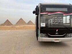الأتوبيس الكهربائي "نصر EV" يدخل الخدمة التجريبية لنقل زوار الأهرامات