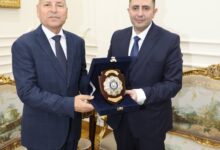 محافظ القاهرة يمنح درع المحافظة لحسام الدين فوزي قبل توليه منصب محافظ دمياط