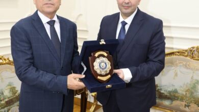 محافظ القاهرة يمنح درع المحافظة لحسام الدين فوزي قبل توليه منصب محافظ دمياط