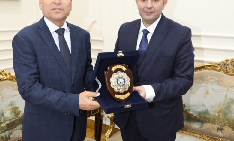 محافظ القاهرة يمنح درع المحافظة لحسام الدين فوزي قبل توليه منصب محافظ دمياط