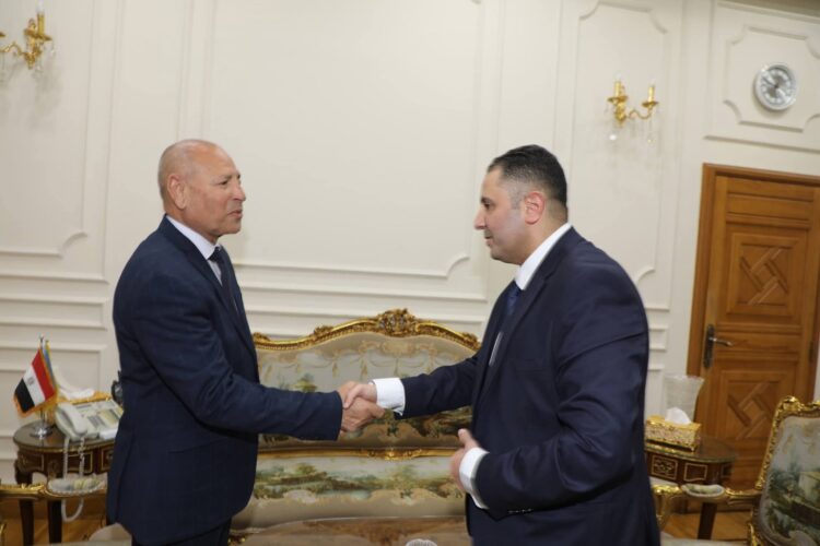 محافظ القاهرة يمنح درع المحافظة لحسام الدين فوزي قبل توليه منصب محافظ دمياط