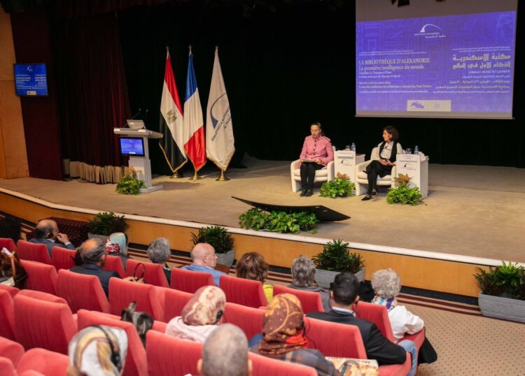 الكاتبة الفرنسية كلودين لو تورنور تطلق كتابها الذكاء الأول في العالم بمكتبة الإسكندرية