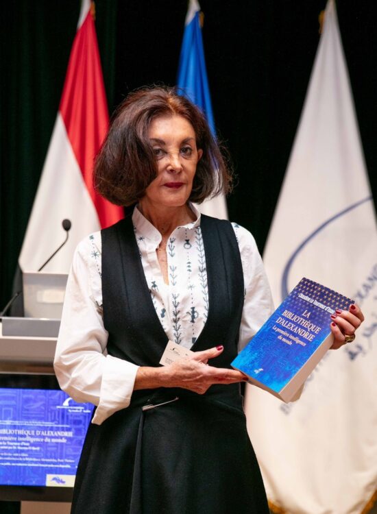 الكاتبة الفرنسية كلودين لو تورنور تطلق كتابها الذكاء الأول في العالم بمكتبة الإسكندرية