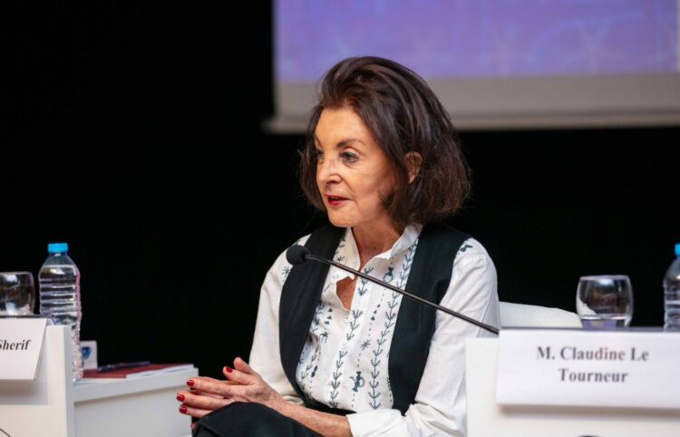 الكاتبة الفرنسية كلودين لو تورنور تطلق كتابها الذكاء الأول في العالم بمكتبة الإسكندرية