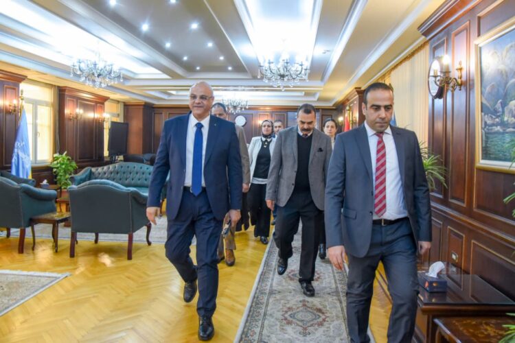 المهندس أيمن عطية يصل مكتبه عقب أدائه اليمين الدستوري ويباشر مهام عمله