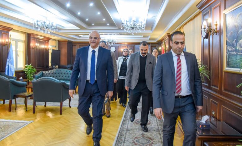 المهندس أيمن عطية يصل مكتبه عقب أدائه اليمين الدستوري ويباشر مهام عمله