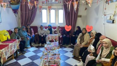 طلاب كلية التربية النوعية يرسمون البسمة على وجوه نزلاء دار المسنين بسوهاج