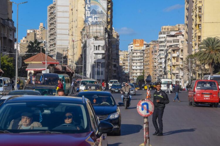 محافظ الإسكندرية يتابع ميدانياً سيولة الحركة المرورية