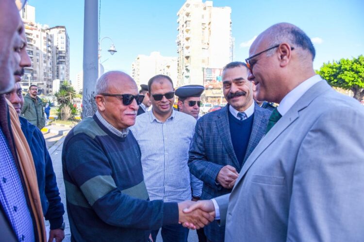 محافظ الإسكندرية يتابع ميدانياً سيولة الحركة المرورية