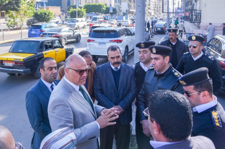 محافظ الإسكندرية يتابع ميدانياً سيولة الحركة المرورية