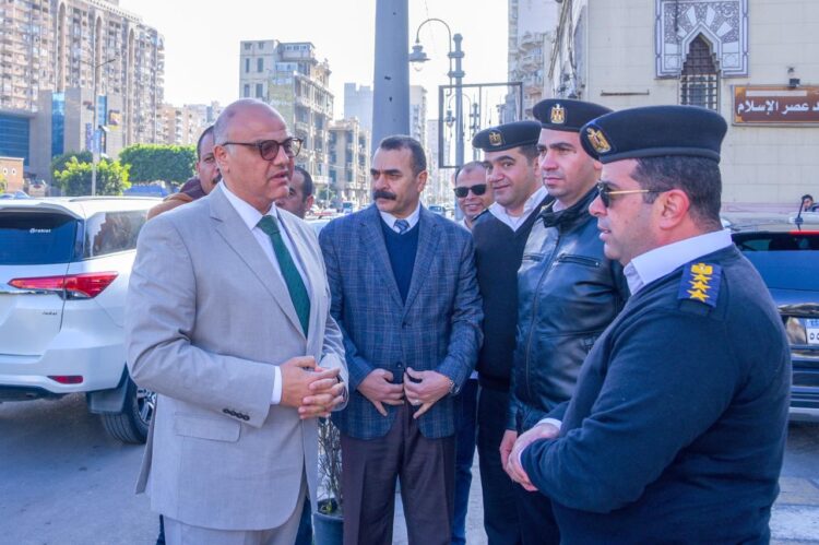 محافظ الإسكندرية يتابع ميدانياً سيولة الحركة المرورية