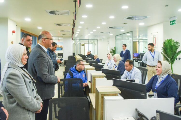  محافظ الإسكندرية يتفقد مركز خدمات مصر لمتابعة مستوى الخدمات المقدمة 