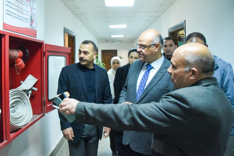  محافظ الإسكندرية يتفقد مركز خدمات مصر لمتابعة مستوى الخدمات المقدمة 