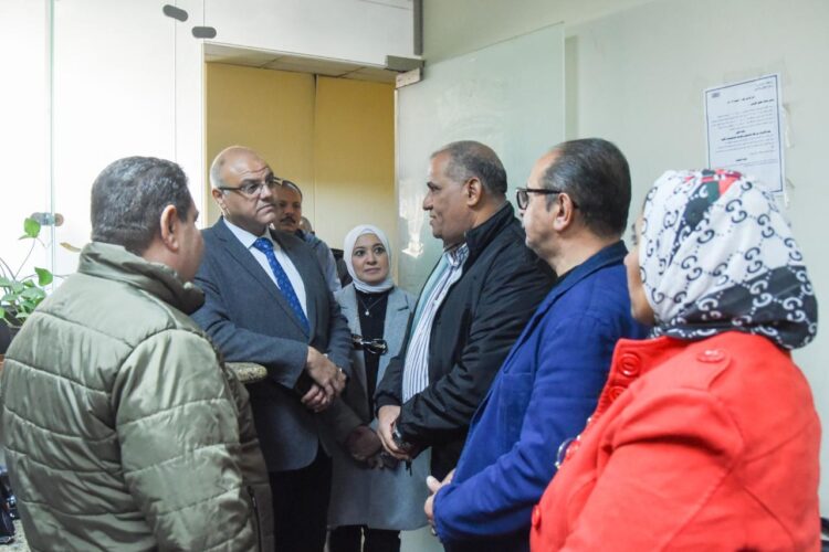  محافظ الإسكندرية يتفقد مركز خدمات مصر لمتابعة مستوى الخدمات المقدمة 