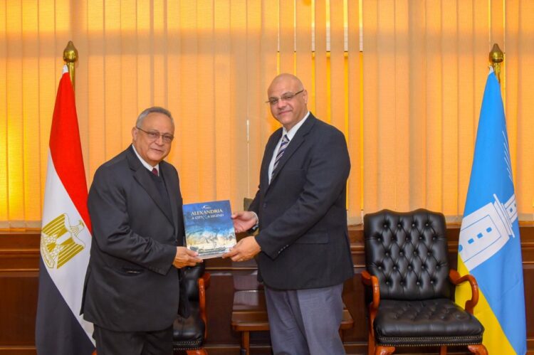 محافظ الإسكندرية يستقبل مدير مكتبة الإسكندرية لتهنئته بتوليه منصبه محافظا للإسكندرية