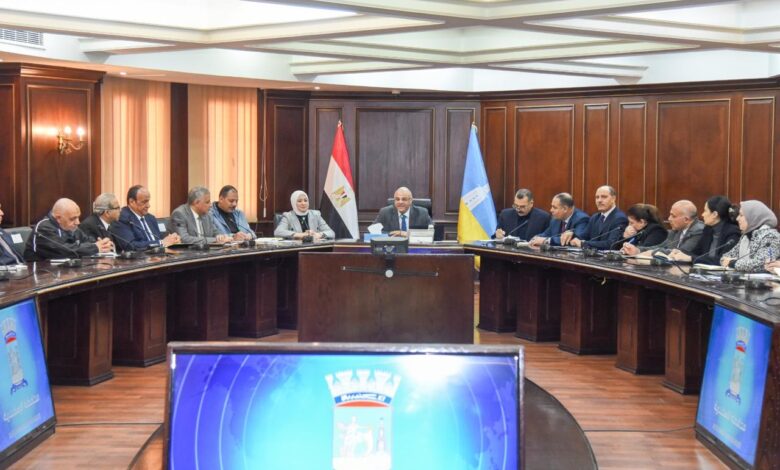 محافظ الإسكندرية يعقد أول اجتماع موسع مع القيادات التنفيذية ومديري المديريات