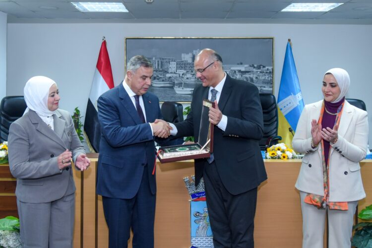 محافظ-الإسكندرية-يكرم-الفريق-أحمد-خالد-حسن-سعيد-المحافظ-السابق