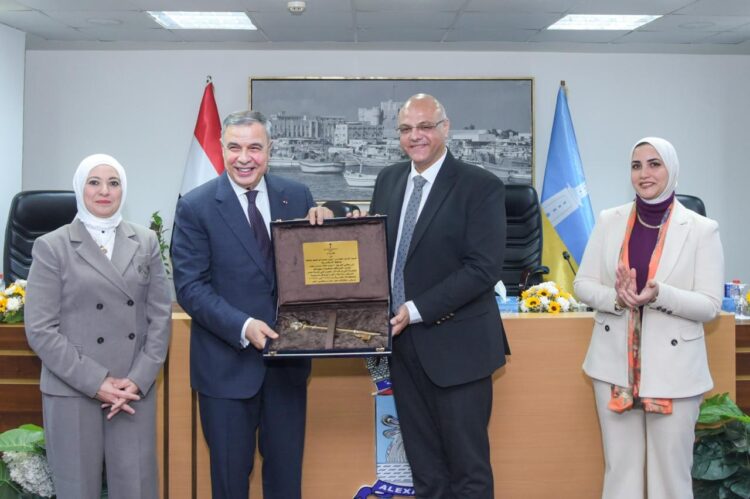 محافظ-الإسكندرية-يكرم-الفريق-أحمد-خالد-حسن-سعيد-المحافظ-السابق