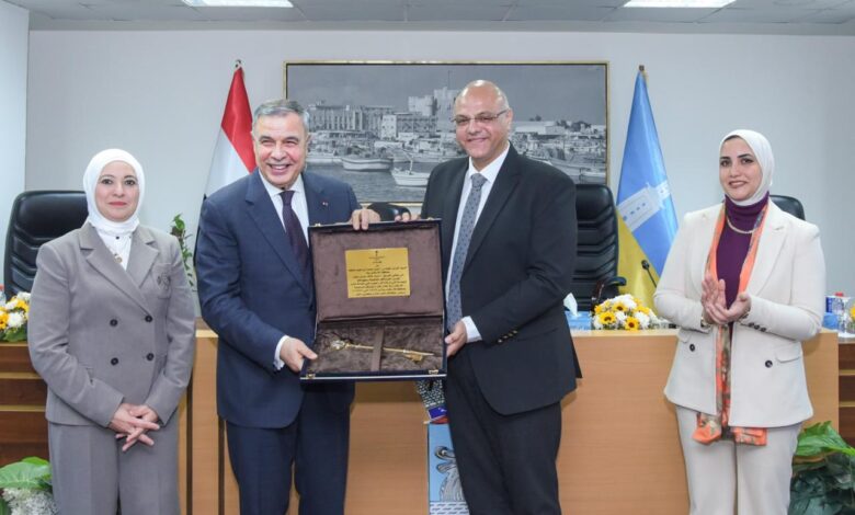 محافظ-الإسكندرية-يكرم-الفريق-أحمد-خالد-حسن-سعيد-المحافظ-السابق