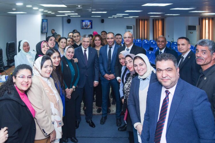 محافظ-الإسكندرية-يكرم-الفريق-أحمد-خالد-حسن-سعيد-المحافظ-السابق