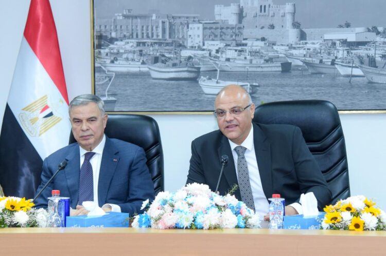 محافظ-الإسكندرية-يكرم-الفريق-أحمد-خالد-حسن-سعيد-المحافظ-السابق