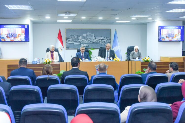 محافظ-الإسكندرية-يكرم-الفريق-أحمد-خالد-حسن-سعيد-المحافظ-السابق