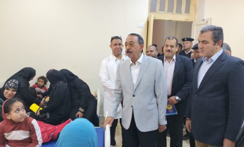 محافظ سوهاج يطمئن على حالات تسمم بمستشفى جرجا