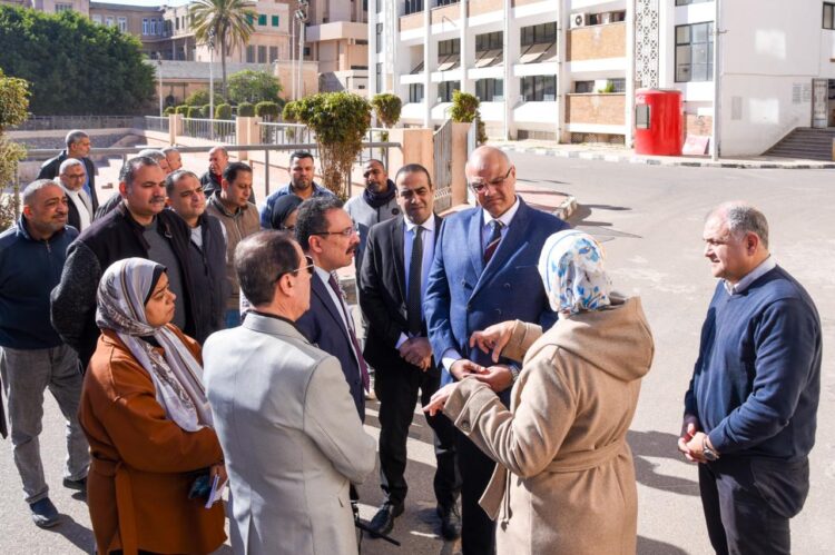 محافظة الإسكندرية وجامعة الإسكندرية تبحثان حلاً لأزمة انتظار مرافقي مرضى الشاطبي