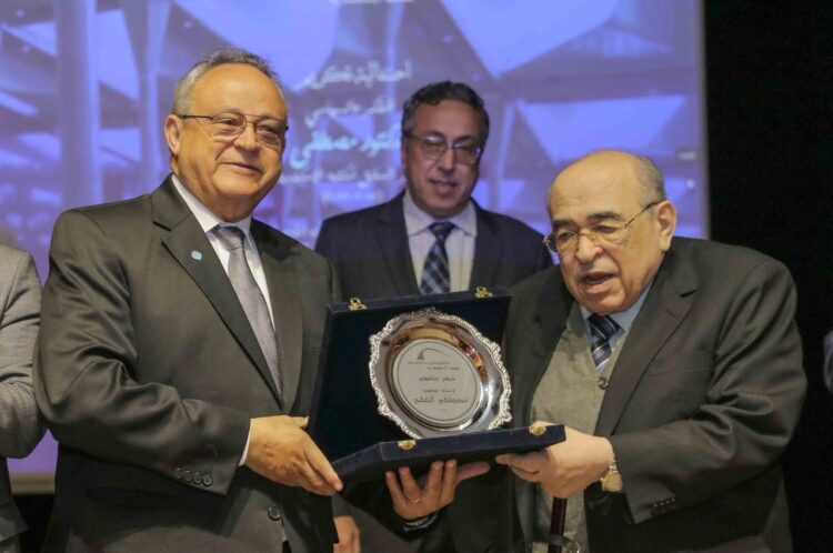 مكتبة الإسكندرية تكرم الدكتور مصطفى الفقي لإهدائه مجموعة كتبه الخاصة