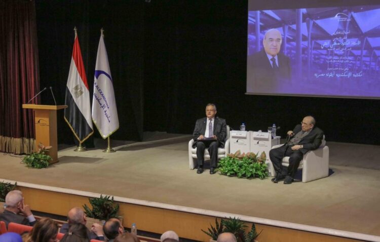 مكتبة الإسكندرية تكرم الدكتور مصطفى الفقي لإهدائه مجموعة كتبه الخاصة