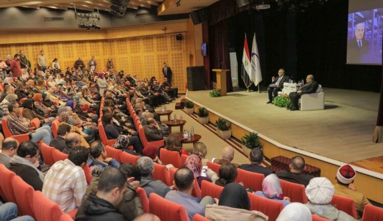 مكتبة الإسكندرية تكرم الدكتور مصطفى الفقي لإهدائه مجموعة كتبه الخاصة