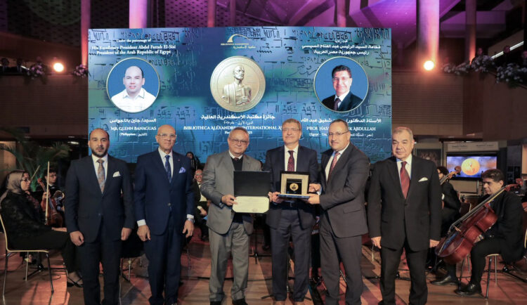 وزير التعليم العالي ومدير مكتبة الإسكندرية يسلمان جائزة مكتبة الإسكندرية العالمية