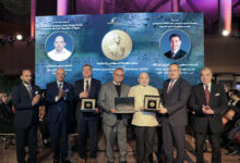 وزير التعليم العالي ومدير مكتبة الإسكندرية يسلمان جائزة مكتبة الإسكندرية العالمية