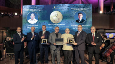 وزير التعليم العالي ومدير مكتبة الإسكندرية يسلمان جائزة مكتبة الإسكندرية العالمية