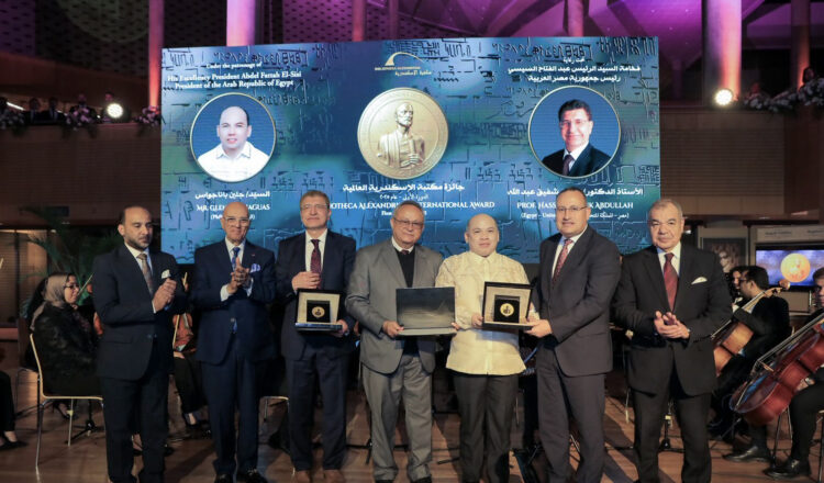 وزير التعليم العالي ومدير مكتبة الإسكندرية يسلمان جائزة مكتبة الإسكندرية العالمية