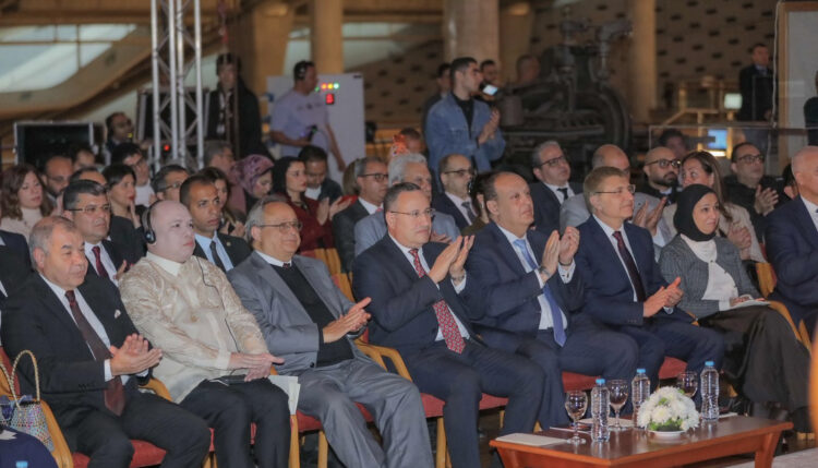 وزير التعليم العالي ومدير مكتبة الإسكندرية يسلمان جائزة مكتبة الإسكندرية العالمية