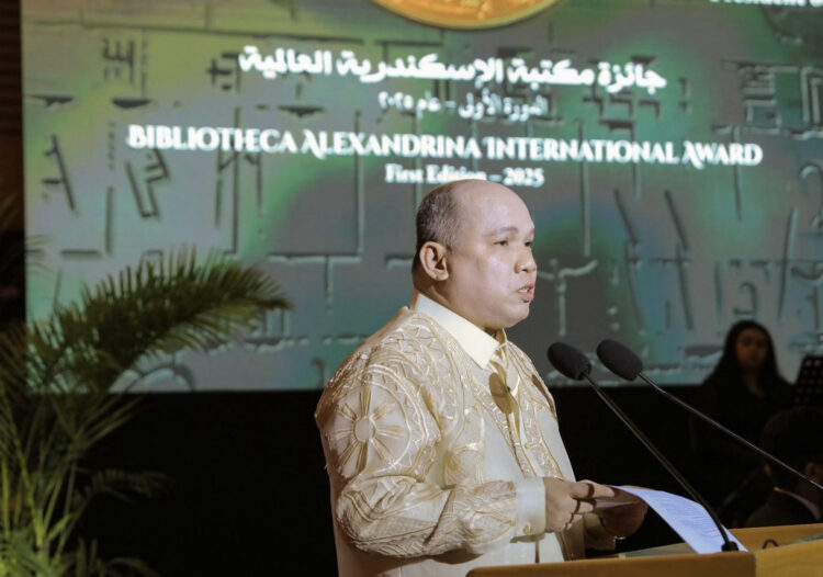 وزير التعليم العالي ومدير مكتبة الإسكندرية يسلمان جائزة مكتبة الإسكندرية العالمية
