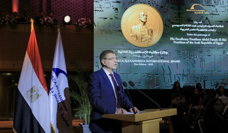 وزير التعليم العالي ومدير مكتبة الإسكندرية يسلمان جائزة مكتبة الإسكندرية العالمية
