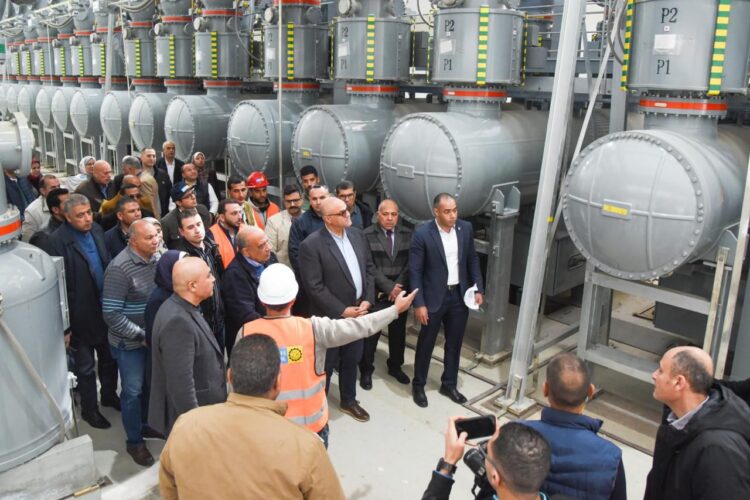 وزير الكهرباء والطاقة المتجددة ومحافظ الإسكندرية يتفقدان محطة محولات برج العرب