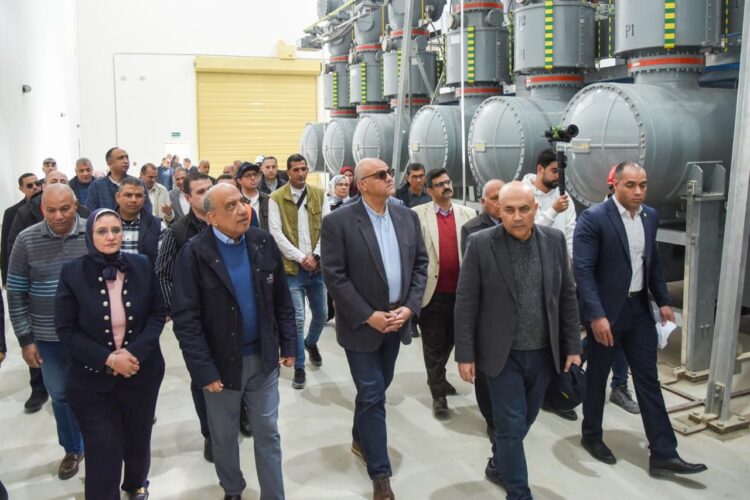 وزير الكهرباء والطاقة المتجددة ومحافظ الإسكندرية يتفقدان محطة محولات برج العرب