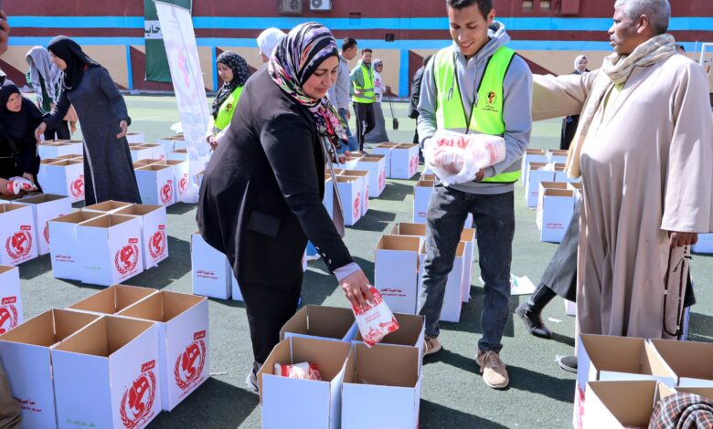 محافظ سوهاج ينيب رئيس مركز ومدينة سوهاج لتوزيع 1500 كرتونة مواد غذائية للأسر الأولى بالرعاية