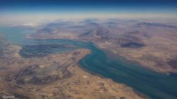 اشتعال سفينة شحن في مضيق هرمز بعد إصابتها بقذيفة